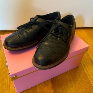 Clarks stylish leather lace up shoes, size 8.5.